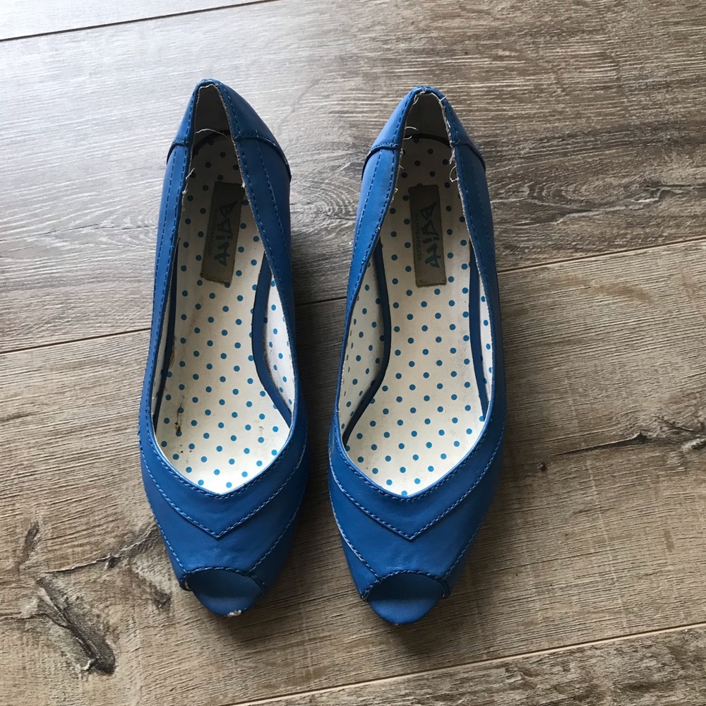 Vintage inspired peep toe wedges